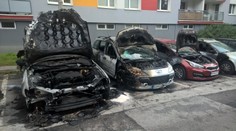 V Banskej Bystrici horelo päť áut. Ľudia na sídlisku vravia, že oheň sa šíril od Jaguara