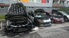 V Banskej Bystrici horelo päť áut. Ľudia na sídlisku vravia, že oheň sa šíril od Jaguara