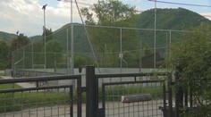 Obyvateľom žilinskej časti pod oknami vybudovali multifunkčné ihrisko. Z obrovského hluku im je do plaču