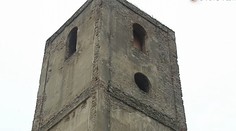 Nešťastie pri oprave ruiny kláštora. Marek (19) sa zrútil z veže