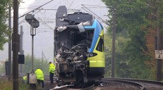 Dvaja mŕtvi a 20 zranených pri zrážke vlaku s nákladným autom