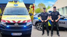 Bábätko v aute náhle prestalo dýchať. Policajti z Nových Zámkov zasiahli v poslednej chvíli