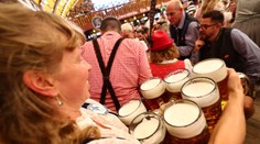 Liter piva tam stojí 16 eur. Na Oktoberfest pricestovali ľudia z celého sveta