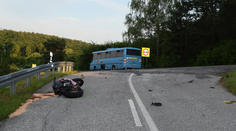 Náraz do autobusu nemal šancu prežiť. Pri nehode neďaleko Bánoviec nad Bebravou prišiel o život motorkár (†52)