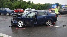 Po náraze skončilo auto v priekope. Pri Zemplínskej šírave sa zranilo osem ľudí