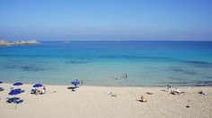 Turista si chcel z dovolenky na Sardínii doniesť suvenír, za fľašu s pieskom dostal mastnú pokutu