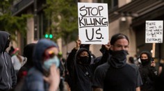 Protesty proti zabitiu Afroameričana policajtom pokračovali už štvrtú noc