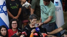 Prežila peklo, väzniteľovi z Hamasu napriek tomu podala ruku. Prepustená rukojemníčka opísala podmienky v zajatí