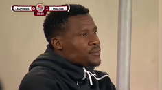 VIDEO: Po výsmechu od vlastných fanúšikov odišiel z ihriska. Potom sa vrátil a zosmiešnil ho rozhodca