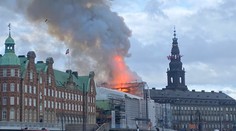 FOTO+VIDEO: V Kodani horela historická budova burzy. V dôsledku plameňov sa zrútila ikonická veža