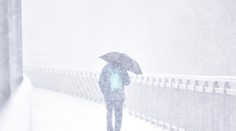 V pondelok sa výrazne ochladí, na viacerých miestach bude aj snežiť