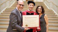 Zuckerberg odišiel z Harvardu v druhom ročníku, teraz dostal čestný doktorát