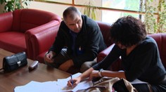 Nicholsonová dáva od asistenta ruky preč. Dočasne ho zbavila funkcie