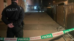 Rodinná tragédia v Petržalke. Mŕtvy muž ležal pred vchodom, dobodaná žena bez známok života v byte