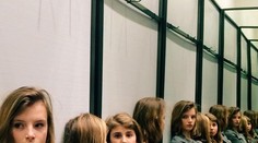 Pred časom rozhádali internet šaty. Teraz je tu fotka dievčat