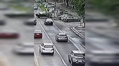 VIDEO: Vodiči neverili vlastným očiam. Auto havarovalo v Bratislave na rovnej ceste