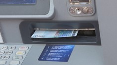 Čo robiť, ak nájdete peniaze v bankomate? Z tohto prípadu sa poučíte