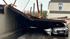 FOTO a VIDEO: Popadané stromy aj odtrhnuté elektrické vedenie. Búrka narobila škody vo viacerých regiónoch