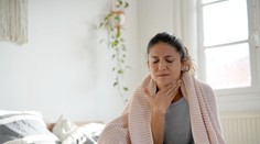 Bolí vás hrdlo? Šesť prírodných produktov, ktoré vám okamžite pomôžu