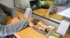 Do konca augusta môžete požiadať o inflačnú pomoc 100 eur. Nárok majú tieto skupiny