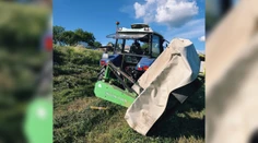 FOTO: Obyčajné kosenie sa zmenilo na drámu. Vodiča (37) z prevráteného traktora odvážal vrtuľník