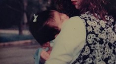 Selena Gomez ako malé bábo. Podoba s mamou je neprehliadnuteľná