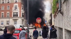 VIDEO: Po silnej explózii nasledoval požiar. V centre Milána horeli autá