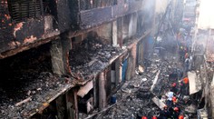 V horiacom pekle zahynulo 67 ľudí. Do tla zhoreli tri bytovky v Bangladéši