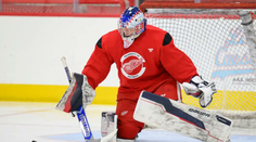 V prípravnom kempe NHL skončil prvý Slovák. Detroit vyškrtol zo súpisky mladého brankára