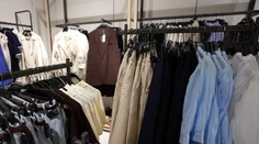 Vrátia sa do módy skinny džínsy? Stylistka odhalila trendy, ktoré ovládnu najbližšie mesiace