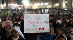 Pápež František po problémoch s dýchaním dobre spal. Jeho stav je naďalej vážny