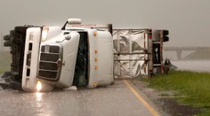 Vietor na Slovensku prevracia aj kamióny. Za obeť padol už tretí