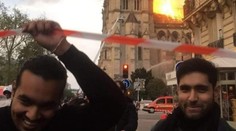 Vysmiati moslimovia pred horiacim Notre-Dame. Fotografia, ktorá sa šírila internetom, je falošná