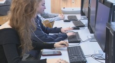 Maturanti sa mali rozhodnúť, či chcú elektronickú skúšku dospelosti. Školy zostali prekvapené