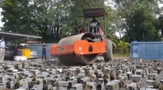 VIDEO: Polícia sa razantne vyrovnala s nelegálnymi zariadeniami na ťažbu bitcoinov. Video valcuje internet