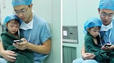 Dojemná snímka hitom. Ľudia sú z prístupu doktora nadšení