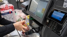 Obchodné reťazce postupne zavádzajú novinku. Dôvodom sú samoobslužné pokladne