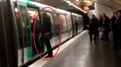 VIDEO: Fanúšikovia Chelsea to prehnali. Muža čiernej pleti nepustili do metra