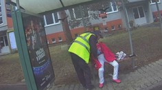 Vyzerala byť pod vplyvom alkoholu, no bojovala o život. Diabetičku na zastávke zachránili policajti