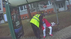 Vyzerala byť pod vplyvom alkoholu, no bojovala o život. Diabetičku na zastávke zachránili policajti