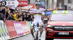 Majster sveta zničil súperov a vyhral najstaršie preteky histórie. Pogačar na zemi a so zlomeninou