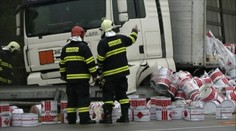 Po nehode kamióna na D2 by v smere do Kútov mali sprejazdniť krajnicu