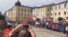 Motorkári s ruskými vlajkami prišli do B. Bystrice. Ľudia ich návštevu pri Pamätníku SNP považovali za provokáciu