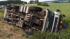 Kuriózna nehoda: Na východe sa prevrátili smetiari