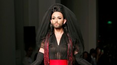 Conchita bola hviezda na móle v netradičných svadobných šatách