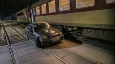 Auto odstavil priamo na priecestí a odišiel. Polícia v Košiciach rieši bizarný prípad