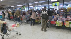 Nákupy počas Veľkej noci: Obchody sa plnia Slovákmi, otváracie hodiny sa v pondelok menia