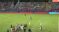 VIDEO: Najskôr strelil víťazný gól, potom nebezpečne fauloval. Hrdina zápasu vyvolal hromadnú bitku