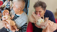 Vyzerá ako hračka, no pomáha ako terapia. Bábiky menia dni seniorov