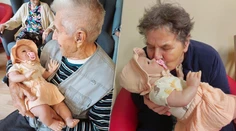 Vyzerá ako hračka, no pomáha ako terapia. Bábiky menia dni seniorov